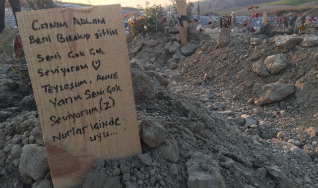 Depremde hayatını kaybedenlerin mezarları yürek yaktı