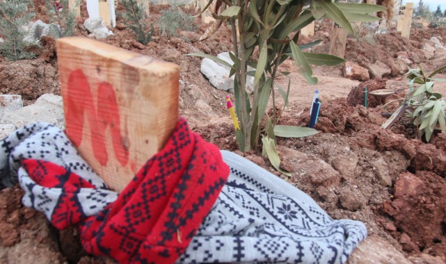 Depremde ölenlerin mezarları yürekleri burktu