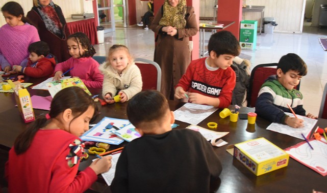 Depremzede çocuklara o anları unutturmaya çalıştılar 