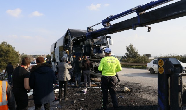 Depremzedeleri taşıyan arac kaza yaptı: 2 ölü, 6 yaralı