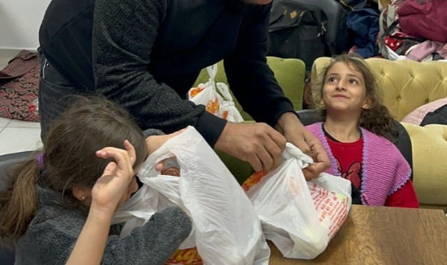 Duyarlı kebapçı depremzedelere kebap dağıttı