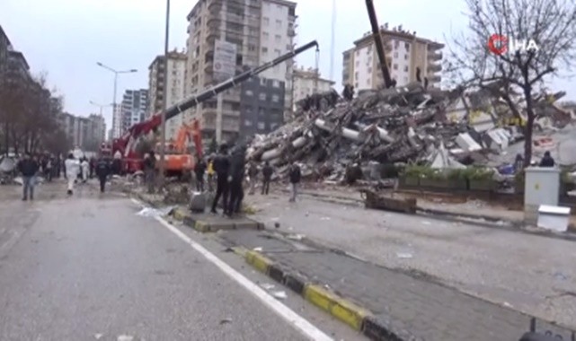 Enkaz altından 2 kişinin cansız bedeni çıkartıldı