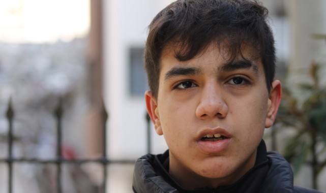 Enkaz altından gelecek haberi bekliyor