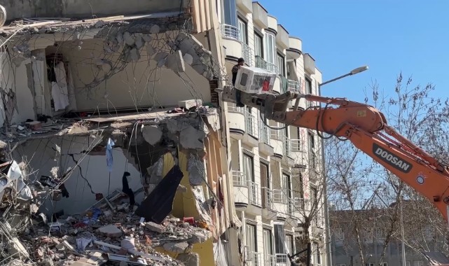 Eşyasını kurtarmaya çalışan depremzede ‘pes’ dedirtti