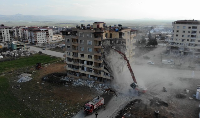 Hasarlı binalar yıkılıyor!
