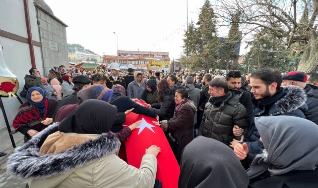 Hayatını kaybeden teğmen, çocuğuyla son yolculuğuna uğurlandı