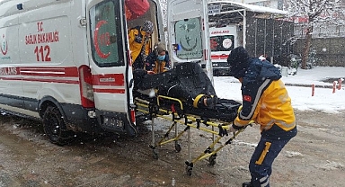 Hayvan çiftliğinin çatısını temizlerken düştü!