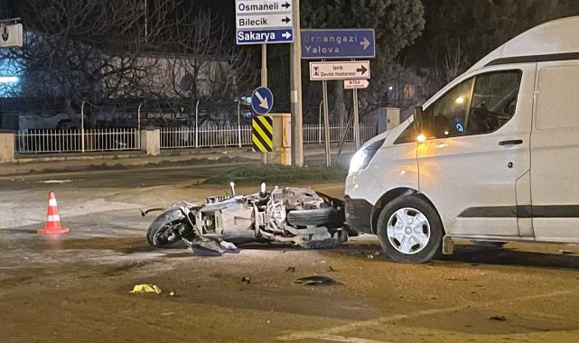 Kamyonet ile motosiklet çarpıştı: 1'i ağır 2 yaralı