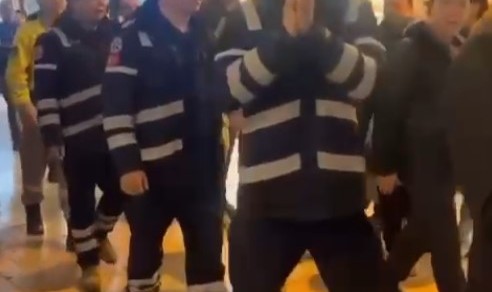Kapalıçarşı esnafı Çinli arama kurtarma ekibini alkışlarla karşıladı