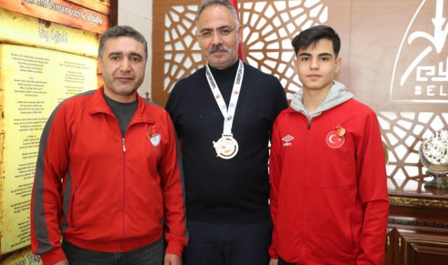 Karate Şampiyonası’nda başarılı olan Urfalı gence ödül!