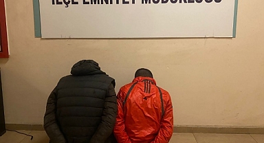 Kepenklerini araçla çarpıp kırdıkları işyerini soydular