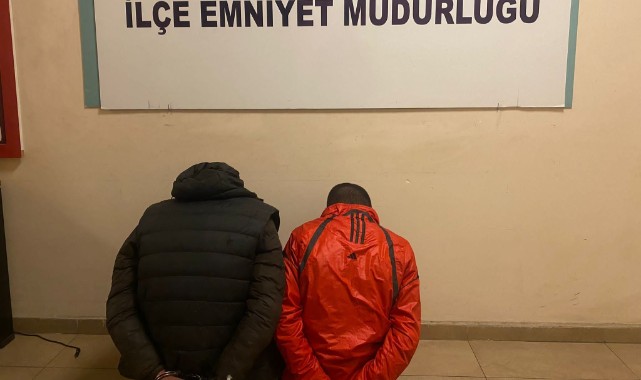 Kepenklerini araçla çarpıp kırdıkları işyerini soydular