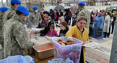 Mehmetçik'ten depremzedelere sıcak yemek ikramı