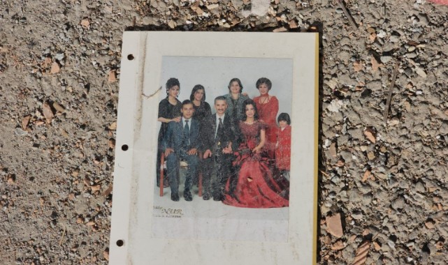 Mutluluklar fotoğraflarda, fotoğraflar enkazlarda kaldı