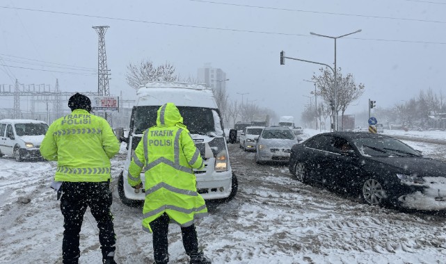 Şanlıurfa - Diyarbakır yolu kar nedeniyle ulaşıma kapatıldı