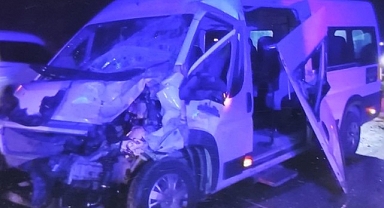Servis minibüsü saman yüklü kamyonetle çarpıştı: 10 yaralı