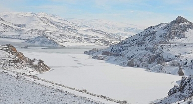 Tercan Baraj Gölü dondu