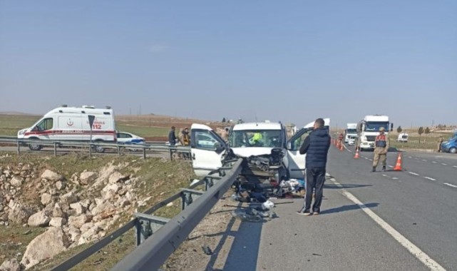 Viranşehir'de kamyonet bariyerlere ok gibi saplandı: 2 ölü, 3 yaralı