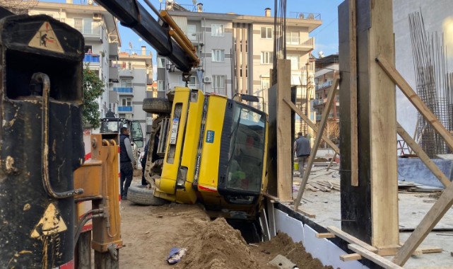 Yük boşaltan kamyon devrildi: 1 yaralı
