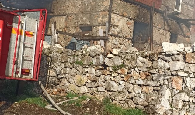 2 katlı ev çıkan yangında kullanılamaz hale geldi