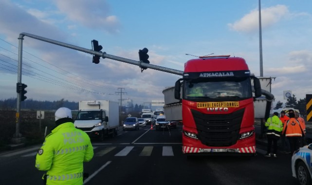 Demir tribün yüklü tır, trafik direğini devirdi