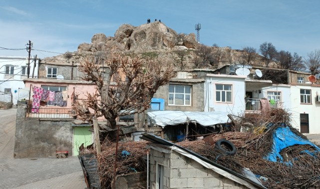 Deprem sonrası tehlike oluşturan kaya parçası kırıldı