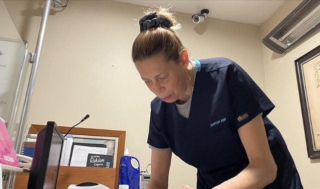 Depremde annesi ve ablasını yitirdi! Hastaları bırakmadı