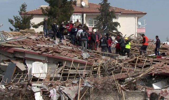  Depremde yıkılan binanın enkazında erkek cesedi bulundu
