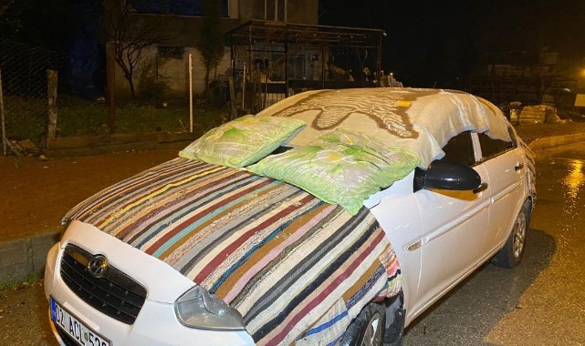 Dolu yağışına karşı araçlara battaniye ve yorganlı önlem