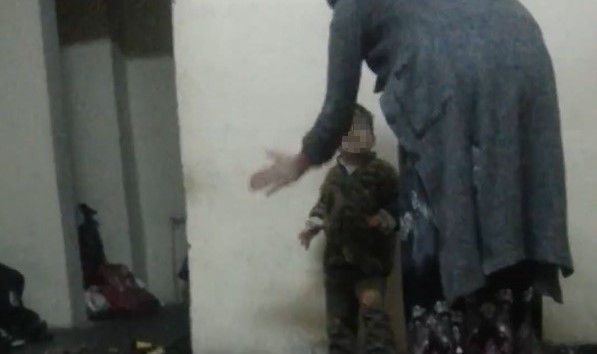 Kadın, eşinin gözü önünde çocuklarını darp etti