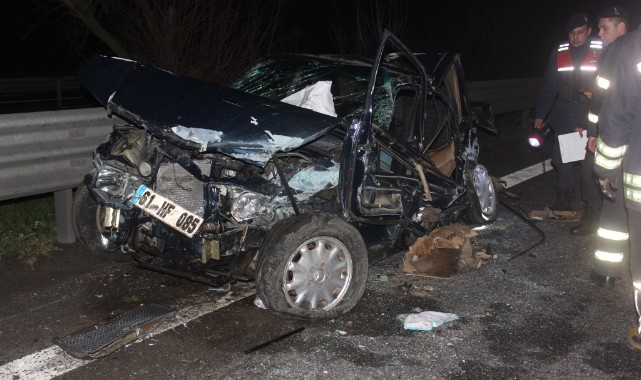 Kamyonet ile otomobil çarpıştı ; 2 ölü, 7 yaralı