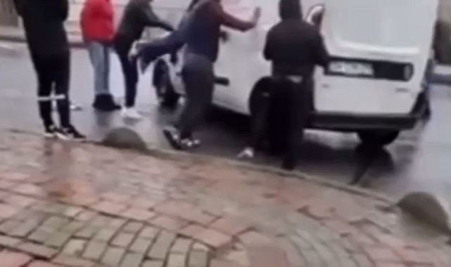 Kaza yapan aracı düzeltirken altında kalmaktan son anda kurtuldu