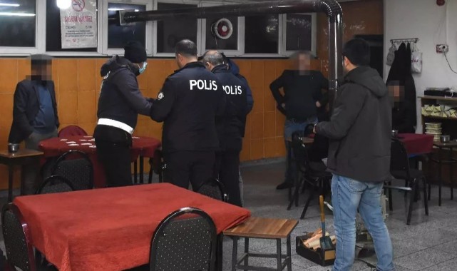 Kıraathanede kumar oynayan 12 kişiye 40 bin lira ceza kesildi