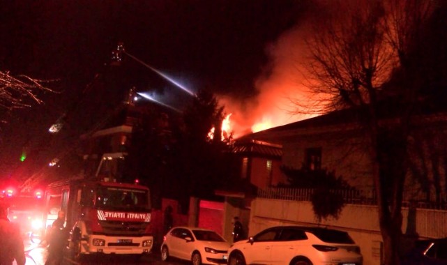 Lüks villa alev alev yandı