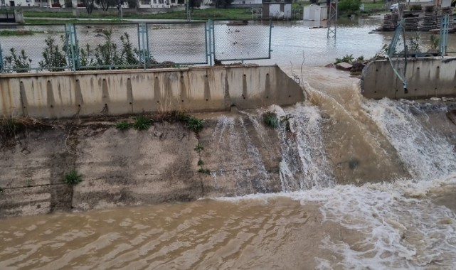 Patlayan boru mahalleyi sular altında bıraktı
