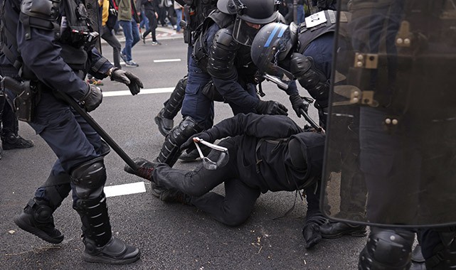 Protestocular polisle çatıştı: 58 gözaltı