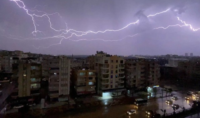 Şanlıurfa'da geceyi şimşekler aydınlattı