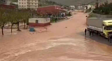Şanlıurfa'da yollar göle döndü, köy yolları kapandı