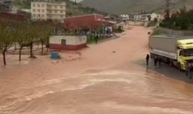 Şanlıurfa'da yollar göle döndü, köy yolları kapandı