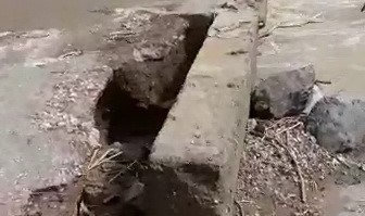Sel suları köprüye zarar verdi