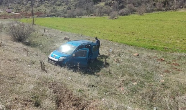 Virajı alamayan hafif ticari araç tarlaya devrildi: 3 yaralı