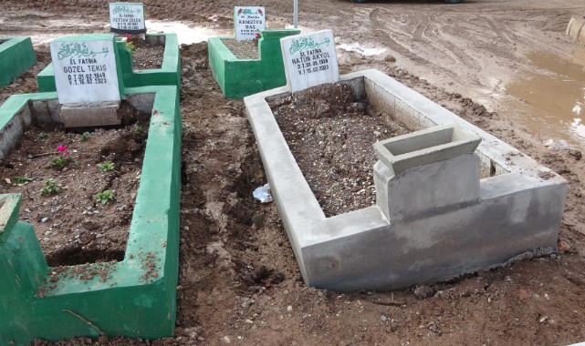 Yağmur sonrası depremzedelerin mezarları çöktü