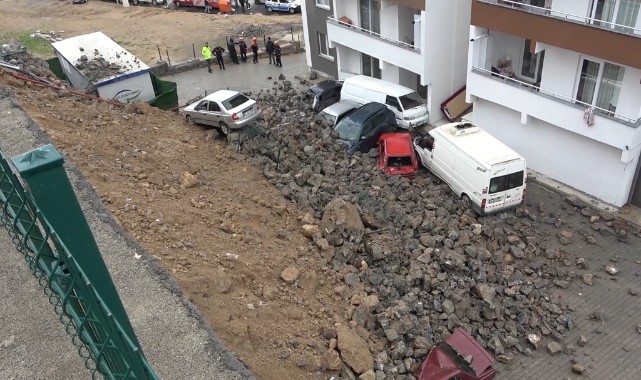 İstinat duvarı yağmurda çöktü, araçlar hurdaya döndü