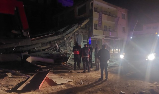 Ağır hasarlı 4 katlı bina çöktü