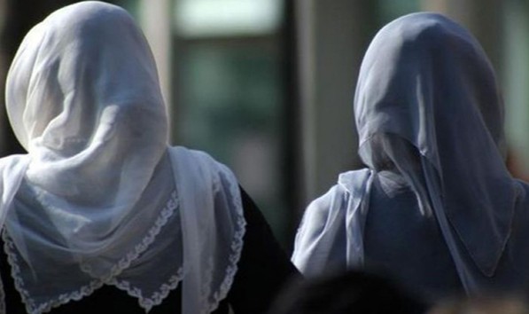 Başörtüsü kurallarına uymayan öğrencilere eğitim yasağı