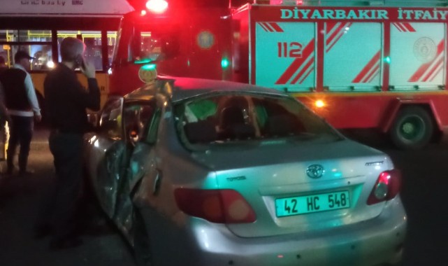Belediye otobüsü ile otomobil çarpıştı: 5 yaralı
