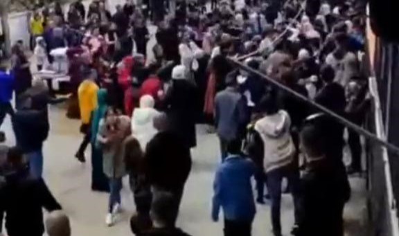  Bir yandan oynadılar, bir yandan kavga ettiler