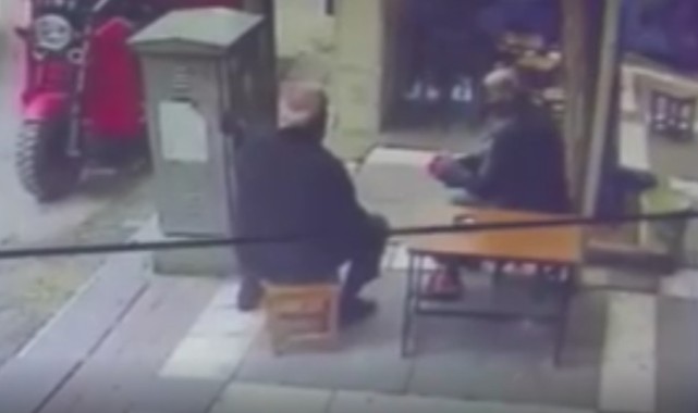 Çay ocağında husumetlilerin kavgası kameralara yansıdı