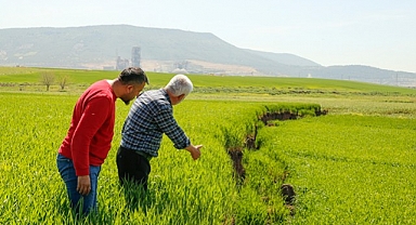 Depremde oluşan çökmeler çiftçileri zorluyor