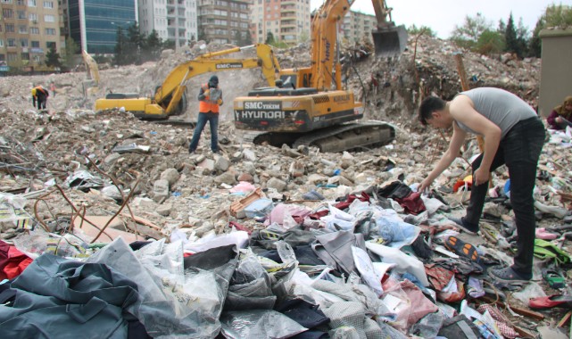 Depremde yıkılan binanın enkazından eşyalarını topladı